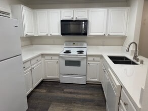 Building Photo - 7505 Charmant Dr