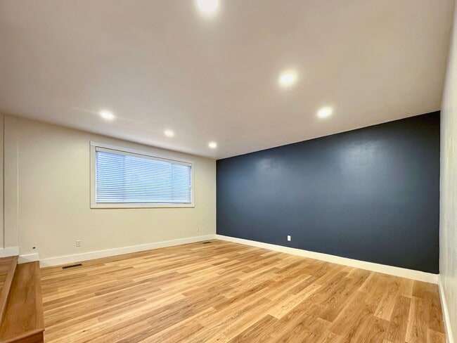 Building Photo - Pet-Friendly Newly Remodeled 3-Bedroom Home in South West Boise with Granite Counters, Gas Firepl...