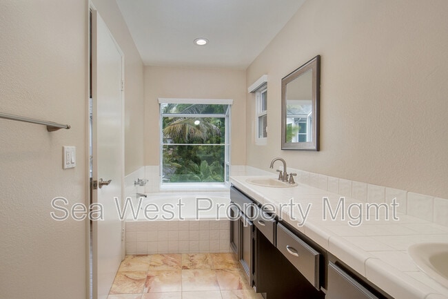 Building Photo - 846 S Cedros Ave