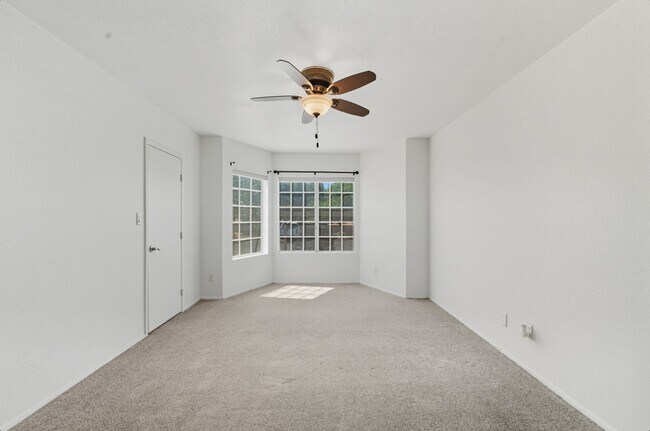 Building Photo - Spacious 3 Bed/2 Bath Home in Lush Crestvi...