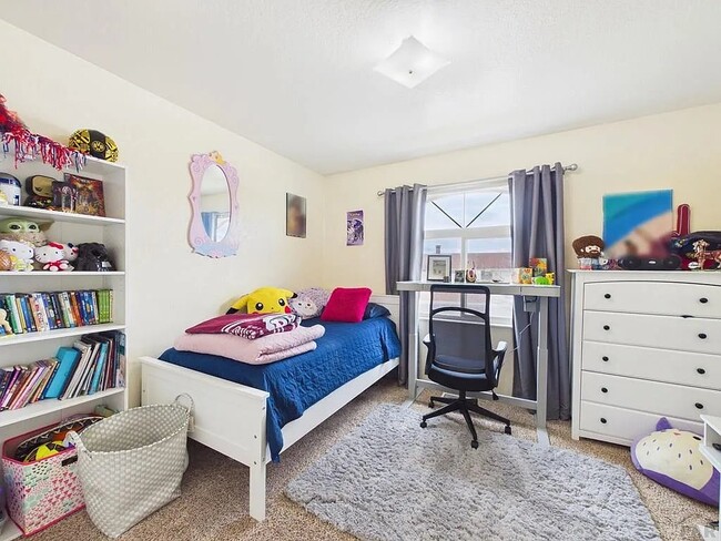 Building Photo - 435 E Stardust Dr