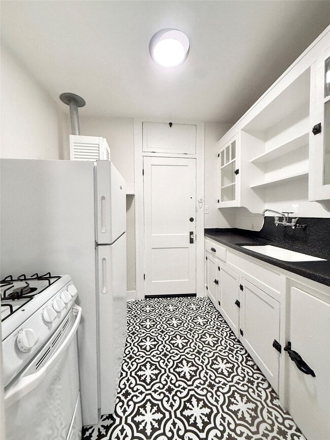 Building Photo - 1126 Berthea St