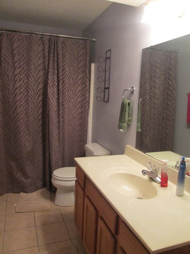 Building Photo - Beautiful 4 Bedroom Available For Rent!