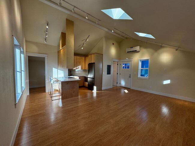 Building Photo - Modern Bainbridge Studio –  Prime Location...