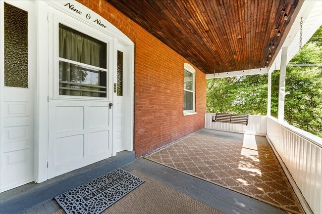 Front Porch - 909 10th Ave