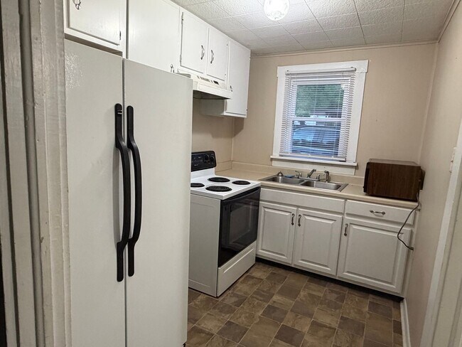 Building Photo - 2 Bedroom / 1 Bath Home Bristol, TN