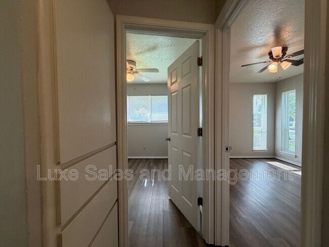 Building Photo - 205 S Meadow Ln