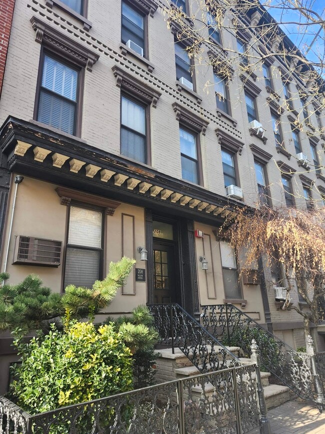 Building Photo - 208 Willow Ave