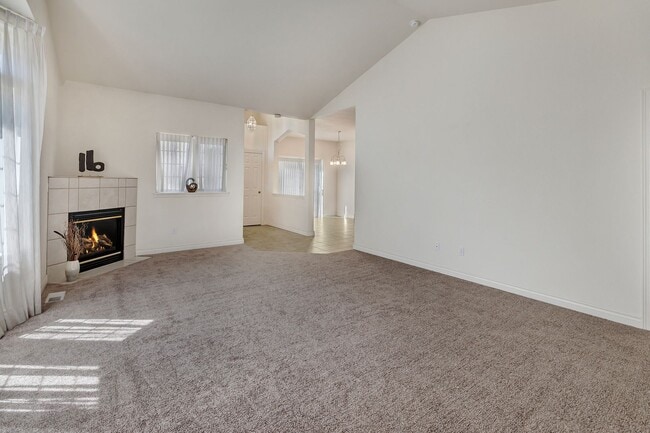 Building Photo - Must see! Spacious 3bd 2bath Ready for Imm...