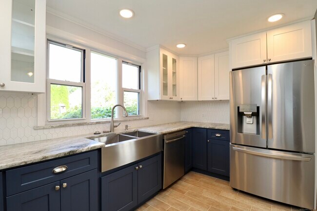 Building Photo - 32 Denison Ave