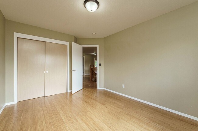 Building Photo - $500 Move In Special  4 Bedroom 2.5 Bath N...