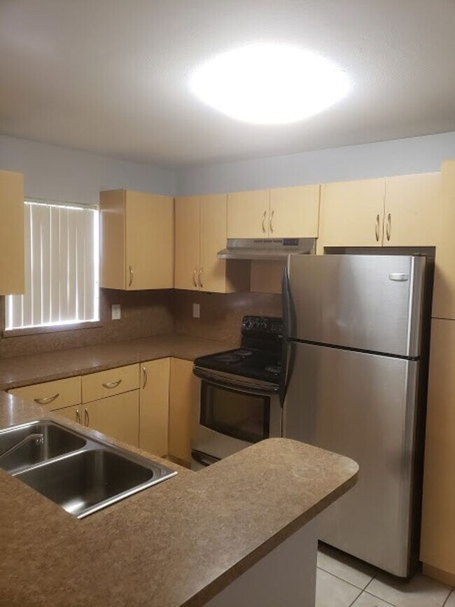 Building Photo - COMING SOON! 1 BED 1 BATH IN THE HEART OF SUNRISE