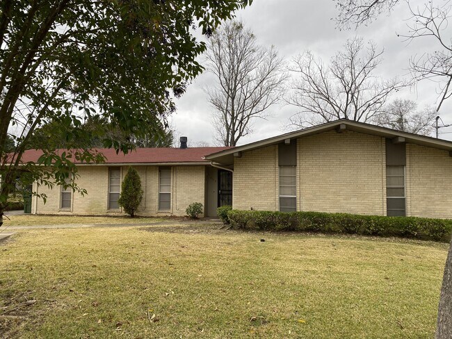 Building Photo - 2112 Cottingham Dr