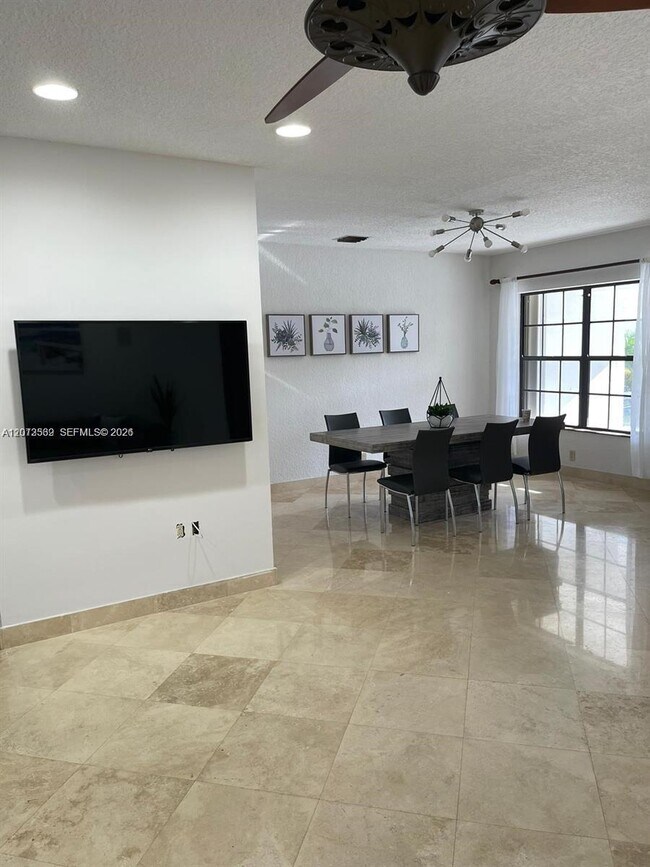 Building Photo - 612 Hibiscus Dr