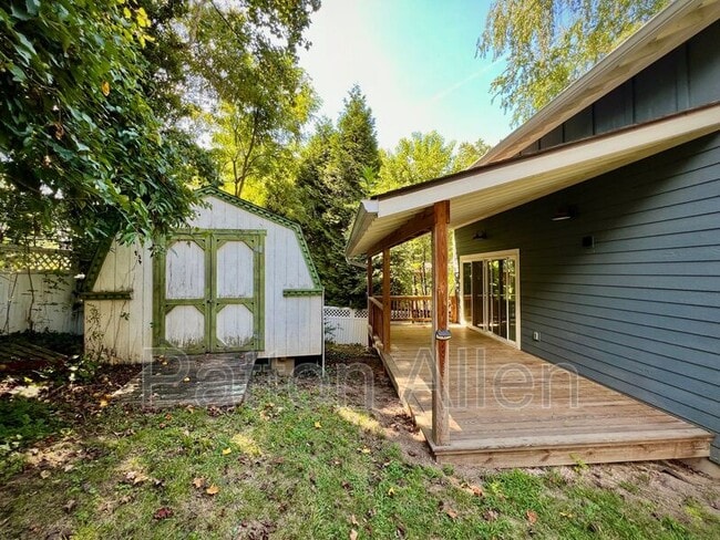 Building Photo - 10-10 Riverview Dr