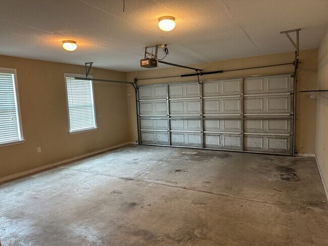 Building Photo - 300 Lakeshore Dr
