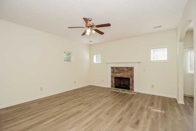 Building Photo - 25 Oakbrook Dr