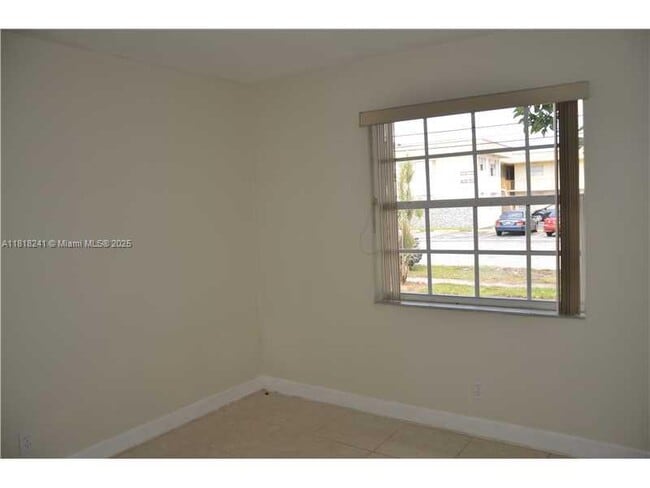 Building Photo - 5720 SW 36th Ct