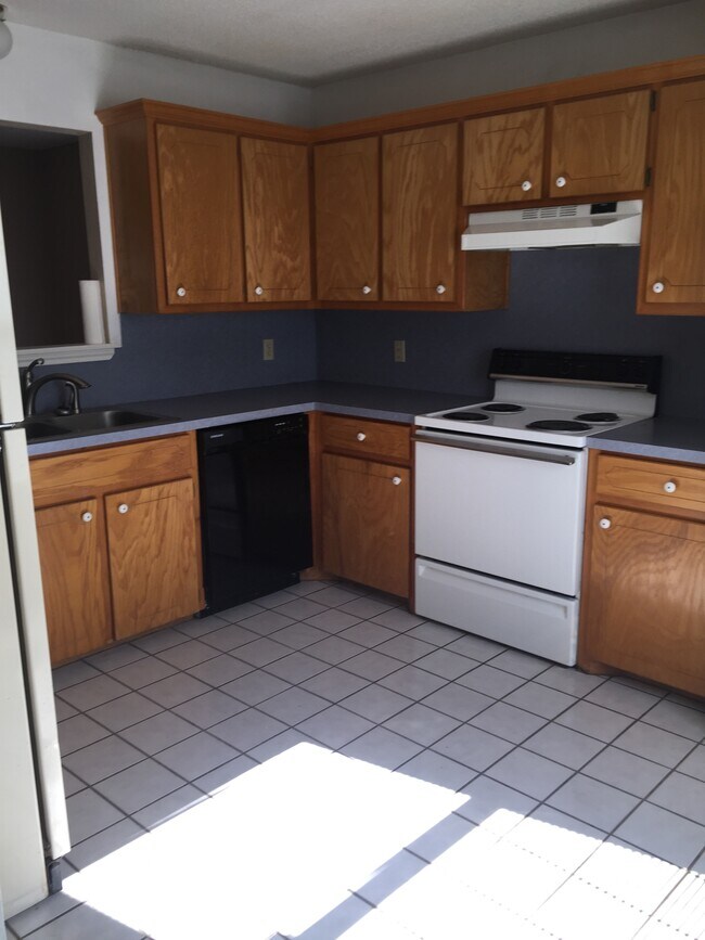 Building Photo - 6101 9th Dr