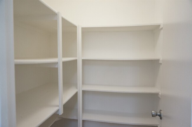 Building Photo - 7400 Bellerive Dr