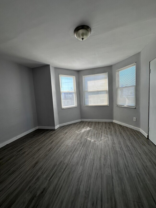 Building Photo - 2647 S 68th St