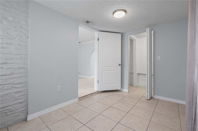 Building Photo - 3606 W Royal Palm Cir