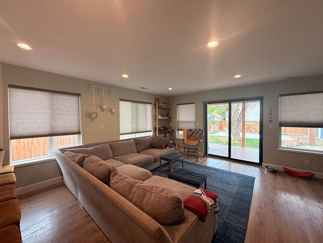 Building Photo - Spacious 4-Bedroom Home in the Heart of Edgewater