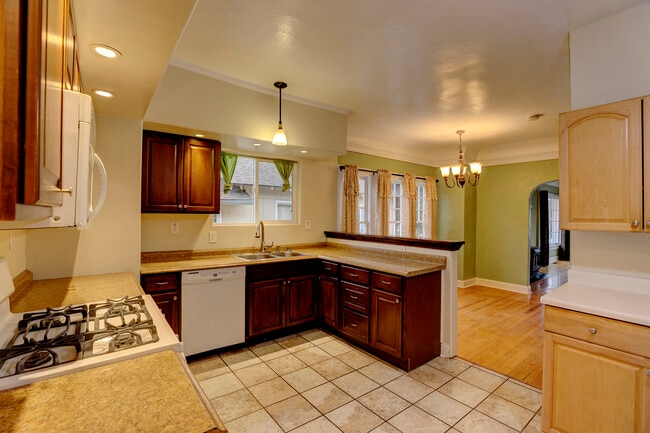 Building Photo - 628 Gladstone St