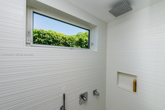 Building Photo - 575 W 50th St