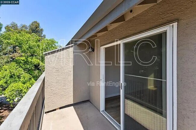 Building Photo - 3847 Vineyard Ave