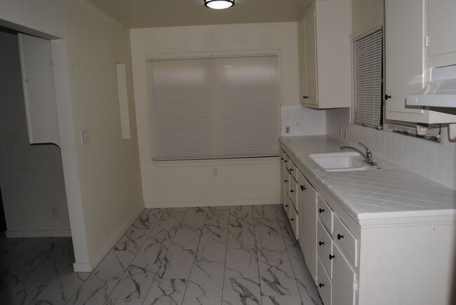 Building Photo - 408 Oildale Dr