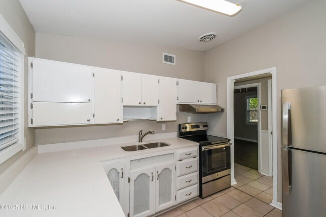 Building Photo - 780 Le Brun Dr