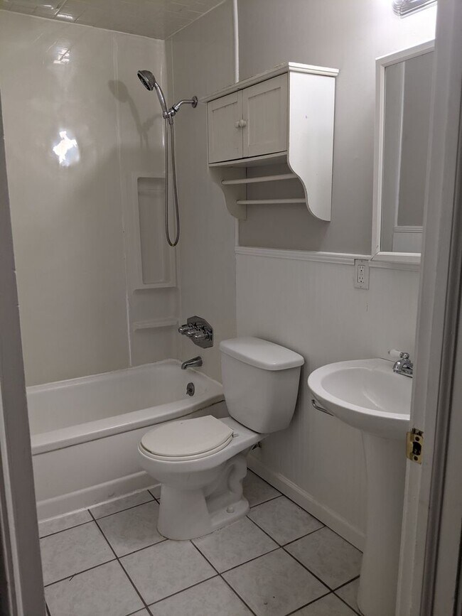 Building Photo - Charming 3-Bedroom Home in the Heart of th...