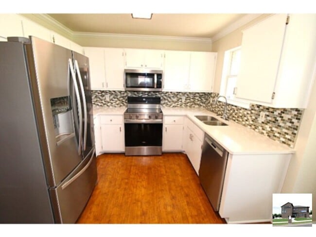 Building Photo - 3303 Solomon Dr