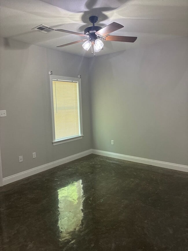 Building Photo - Duplex for lease
