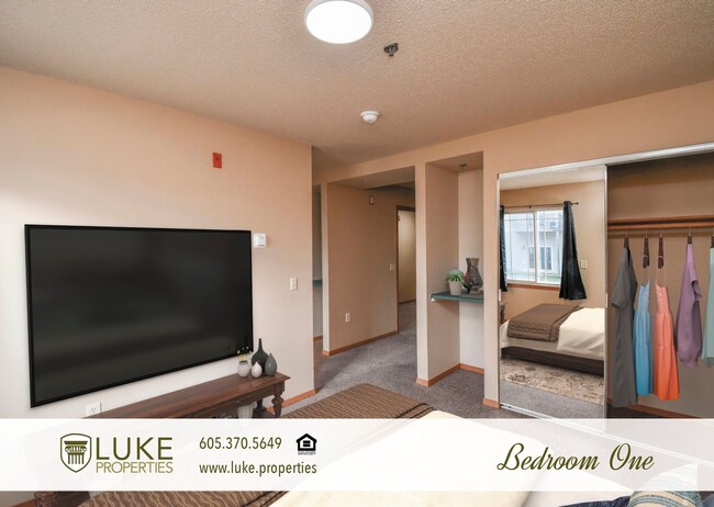 Building Photo - 138 N Sycamore Ave