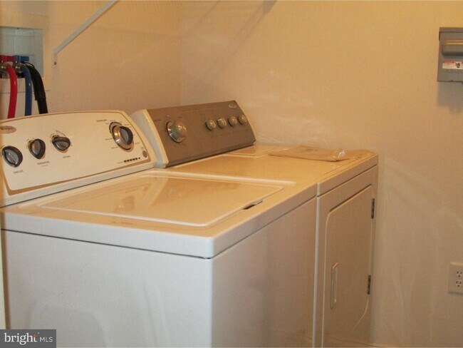 Building Photo - 212 Silk Drive