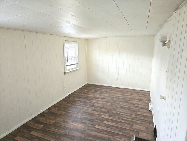 Building Photo - Spacious 3-bedroom single-family home in C...