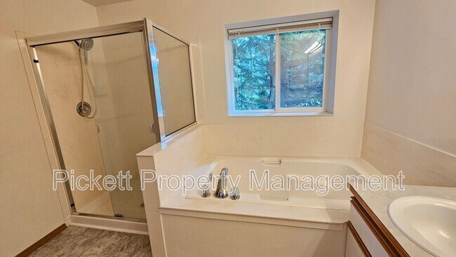 Building Photo - 12220 Ravena Pl NW