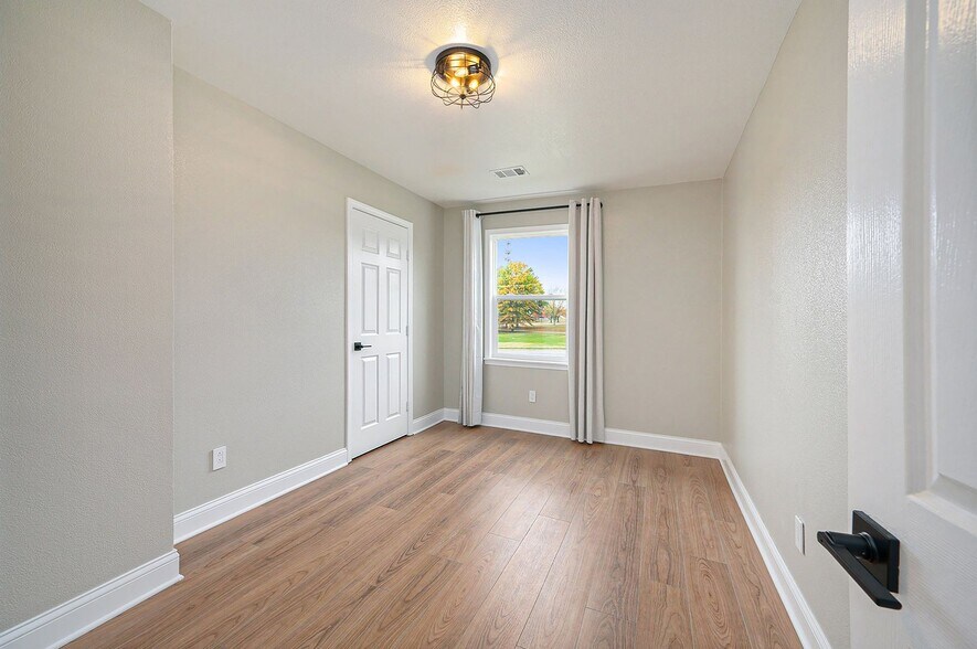 Building Photo - 7401 Longview Rd