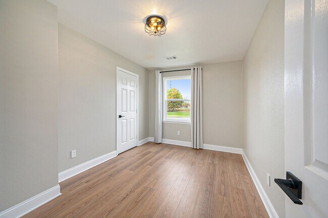 Building Photo - Updated 3BR/2BA in Great Location: Available Now