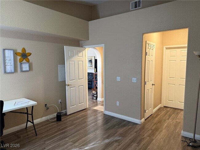 Building Photo - 401 Amber Pine St