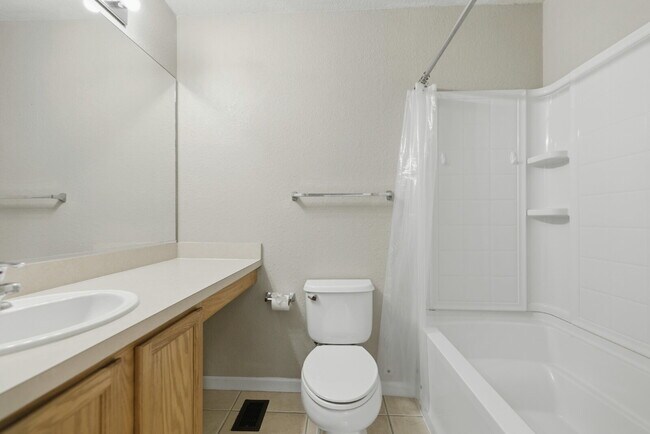 Building Photo - **Beautiful 2 Bd 2 1/2 bath Corner unit in Wynchase!!NO APPLICATION FEES