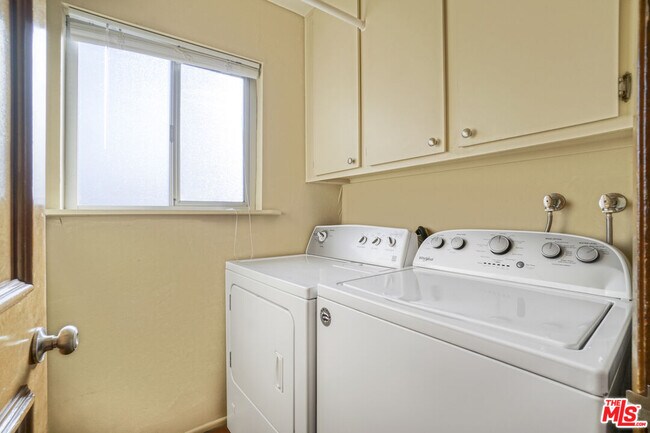 Building Photo - 364 Pershing Dr