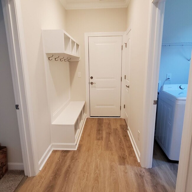 Building Photo - 617 Cascade Lp