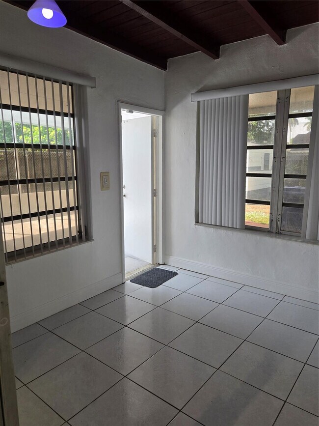 Building Photo - 2606 Alcazar Dr