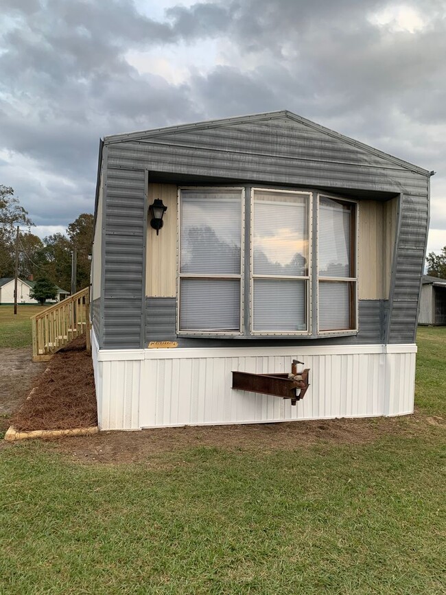 Building Photo - 3 BR, 2 BA Single Wide on Private Lot *Pri...