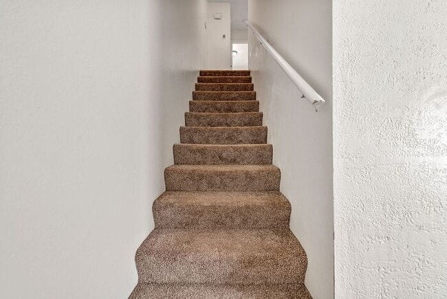 Building Photo - 3 Bed 2 Bath Townhome