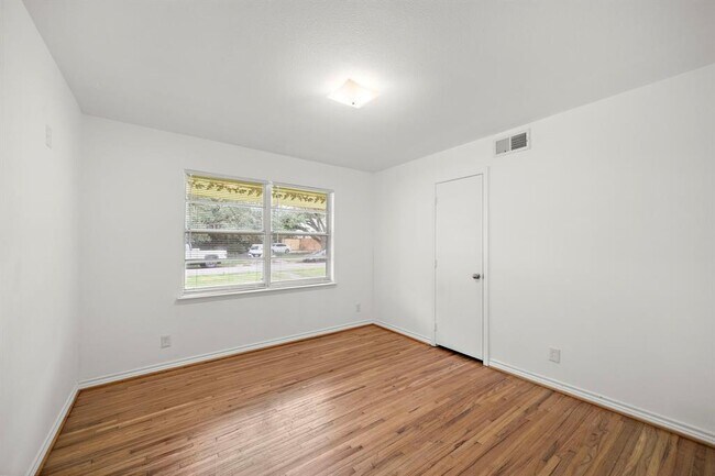 Building Photo - 4802 Braesvalley Dr
