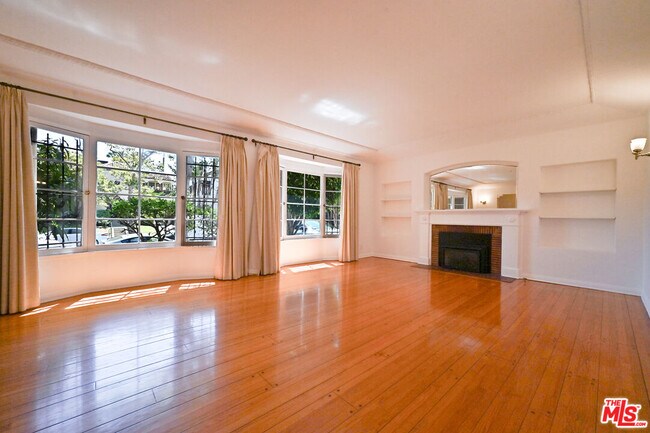Primary Photo - 361 N Mansfield Ave
